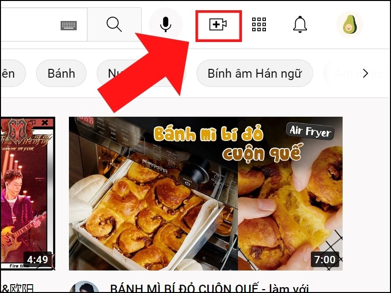 Ấn vào biểu tượng máy quay trong Youtube 